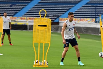 La Selección Colombia entrenó por primera vez en el Metropolitano para preparar el duelo ante Argentina. Activación física, movilidad y definición fueron los trabajos del equipo nacional 