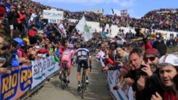 HASTA LA BANDERA. Los ‘tifosi’ llenaron el Zoncolan, pero pusieron en peligro a los ciclistas.
