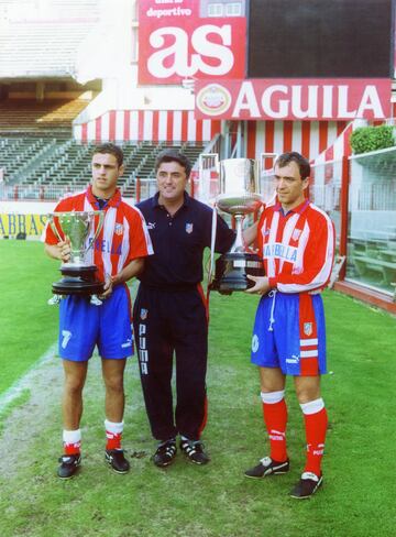 Su gran éxito: Liga y Copa con el Atlético en la temporada 1995-96. El Atlético reverdecía laureles. A su lado, Biagini con una réplica de la Liga, y Pantic, con el título de Copa.