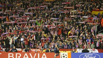 La afici&oacute;n del Atl&eacute;tico, en la visita al Liverpool en 2008.