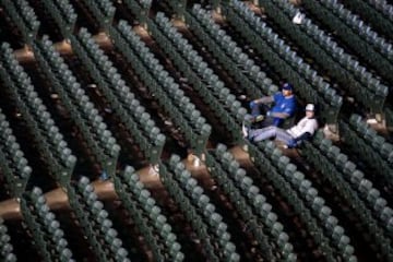 Aficionados después del partido entre los Chicago Cubs y los Cleveland Indians.