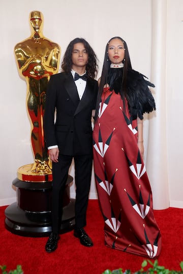 D'Pharaoh Woon-A-Tai and Quannah Chasinghorse posan en la alfombra roja.