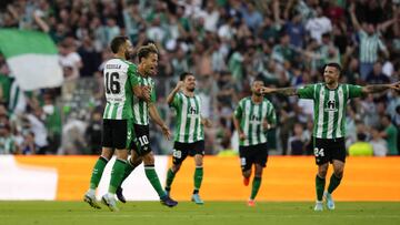 SEVILLE, SPAIN - OCTOBER 13: Sergio Canales (10) of Real Betis celebrates with his teammates after scoring goal during the UEFA Europa League group C soccer match between Real Betis and AS Roma at Estadio Benito Villamarin on October 13, 2022 in Seville, Spain. (Photo by Jose Hernandez/Anadolu Agency via Getty Images)