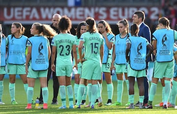 Francisco Neto, entrenador de la selección de Portugal femenina hablando con sus jugadoras al finalizar el encuentro. 