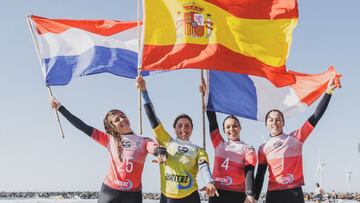 Nia Suard&iacute;az levantando la bandera de Espa&ntilde;a junto al resto de riders en el podium de la Copa del Mundo GWA de Wingfoil en DInamarca, el 5 de septiembre del 2023. 