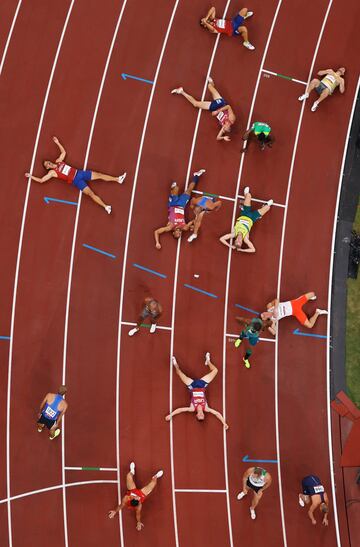 Los corredores reaccionan después de competir en el decatlón masculino 1500m el día trece de los Juegos Olímpicos de Tokio 2020 en los Juegos Olímpicos