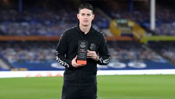 James Rodr&iacute;guez recibe el premio al mejor gol de enero en Everton.