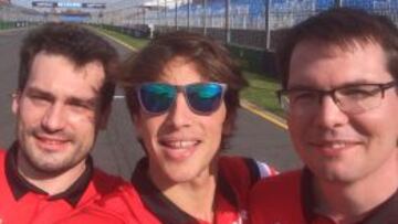 Roberto Merhi con miembros del equipo Manor en Australia.