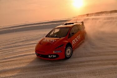 El sueco es otro piloto multidisciplinar. Su principal especialidad son los turismos, de 1997 a 2018 siempre corrió en ellos, sobre todo en el DTM, del que es bicampeón (2004 y 2007 con Audi), pero ha tocado muchos 'palos', como el Rallycross, donde también ganó el título mundial en 2016 con Audi. Y junto a la marca de los cuatro aros ha dado su último gran paso hacia el Dakar. Ya lo corrió en 2021 en 'side by side', pero ha sido este año con el RS Q e-tron con el que dio el salto a la clase principal, quedó noveno y ganó una etapa. Además, también ha participado en la Nascar, los V8 Supercar, el WRC, Extreme E y ETCR.