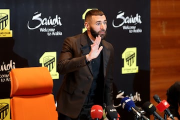 Karim Benzema fue presentado como nuevo jugador del Al Ittihad ante 35.000 personas.