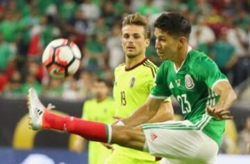 Jesús Molina y Christian Santos disputan el balón.