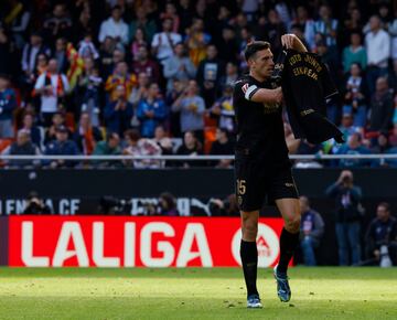 El central del Valencia hizo un partido perfecto y adem¨¢s fue uno de los goleadores del equipo che en un partido muy emotivo en Mestalla.