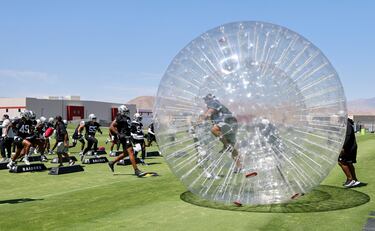 John Miranda, especialista defensivo de Las Vegas Raiders, se prepara dentro de una burbuja para recibir los impactos de los defensores del equipo de Nevada durante el minicamp obligatorio que supone el inicio de la pretemporada en la NFL. No es la única burbuja para estos jugadores, obligados a evitar las distracciones de la ciudad del pecado...