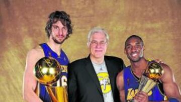 <b>EL TRÍO DEL ÉXITO. </b>Gasol y Bryant posan junto a la cabeza pensante de estos Lakers, Phil Jackson.