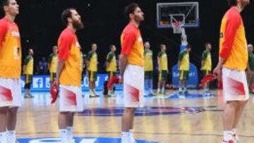 Hernangómez, Sergio Rodríguez, Rudy y Gasol escuchan los himnos ante una grada enardecida. Al fondo, Lituania.