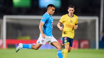 Carlos Rodriguez (L) of Cruz Azul fights of the ball with Alvaro Fidalgo (R) of America during the Semi-Final first leg match between Cruz Azul and America as part of the Liga BBVA MX, Torneo Clausura 2025 at Olimpico Universitario Stadium on May 15, 2025 in Mexico City, Mexico.