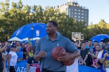 El ex jugador de la NBA, Robert Horry, apadrinó el evento en la Explanada del Palacio de Congresos.