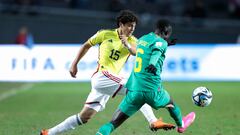 AMDEP2414. LA PLATA (ARGENTINA), 27/05/2023.- Devan Tanton (i) de Colombia disputa el balón con Samuel Giovane de Senegal hoy, en un partido del grupo C de la Copa Mundial de Fútbol sub-20 entre Colombia y Senegal en el estadio Diego Armando Maradona en La Plata (Argentina). EFE/ Demian Alday Estevez
