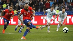 Futbol, Argentina vs Chile  Copa America 2019  El jugador de la seleccion chilena Arturo Vidal, centro, marca su gol contra Argentina durante el partido de de definicion del tercer lugar de la Copa America disputado en el estadio Arena de Corinthians de San Pablo, Brasil.  06/07/2019  Andres Pina/Photosport   Football, Argentina vs Chile  Copa America Championship 2019  Chile's player Arturo Vidal, center, scores against Argentina during the Copa America definition of the third place match held at the Arena do Corinthians stadium in Sao Paulo, Brazil.  06/07/2019  Andres Pina/Photosport