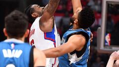 Ricky Rubio observa el salto inicial entre DenAndre Jordan y Karl-Anthony Towns.