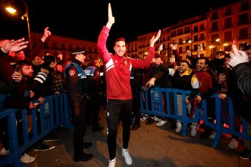 El portero de Osasuna Sergio Herrera saluda saludan a los aficionados que se han dado cita esta madrugada en la Plaza del Castillo para recibir a los finalistas de la Copa del Rey tras vencer al Athletic de Bilbao.
