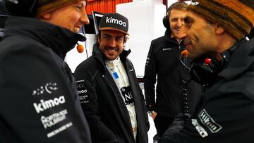 28/02/2018 Fernando Alonso (McLaren) con sus ingenieros.
 
 El piloto espa&ntilde;ol de F&oacute;rmula 1 Fernando Alonso (McLaren) supo dar la justa importancia a ser el mejor en los entrenamientos de este mi&eacute;rcoles en el Circuit de Barcelona-Catal