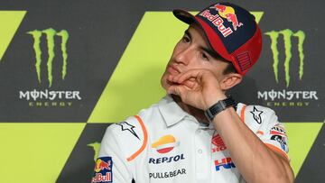 Marc Márquez, estirando en la sala de prensa de Montmeló.