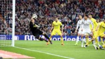 UN MURO. Asenjo estuvo espléndido y amargó aquella tarde con sus paradas a Cristiano y a Chicharito (el mexicano salió al final).