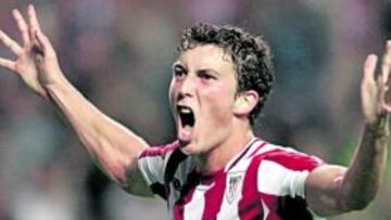 <b>CON JÚBILO. </b>De Marcos celebra su tanto al Barcelona.