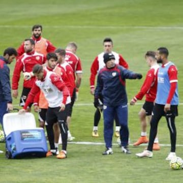 TRABAJO. Paco da instrucciones durante la sesión de ayer.