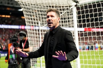 Simeone hablando con los aficionados situados en el sector implicado.