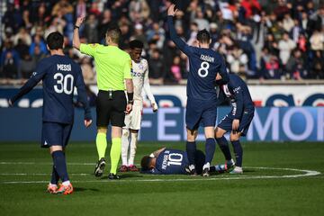 El delantero brasileño del Paris Saint-Germain Football Club se ha tenido que retirar lesionado del encuentro tras la torcedura de su tobillo. Abandonó el terreno de juego en camilla y con claros gestos de dolor.