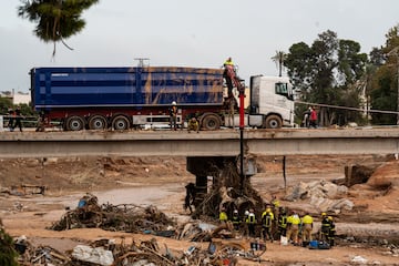 Búsqueda de víctimas en una zona afectada por la DANA, a 3 de noviembre de 2024, en Paiporta, Valencia.