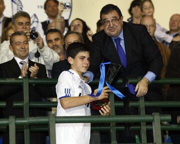 Cedenilla recibe el premio al mejor jugador del Torneo de Arona de 2010.