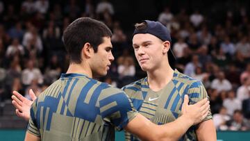 Los tenistas Carlos Alcaraz y Holger Rune se saludan tras la retirada del primero en su partido en el Masters 1.000 de París.