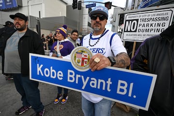 Numerosos seguidores del '8' y '24' de la franquicia de California se han querido acercar al Crypto.com para rendir un homenaje a Kobe.