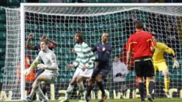 <b>A LA DESESPERADA.</b> El Celtic tuvo su última oportunidad en una falta lateral en el 94 y hasta Forster, su meta, subió al área rival. Falcao despejó con un cabezazo el peligro.