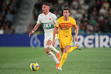 Sergi Roberto avanza con el balón por delante de José Ángel Carmona.