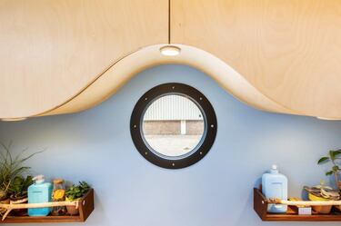 Para potenciar la ventana circular especial del cami車n.