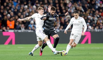 Brais Méndez intenta conducir el balón entre Kroos y Ceballos.