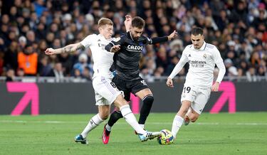Brais Méndez intenta conducir el balón entre Kroos y Ceballos.