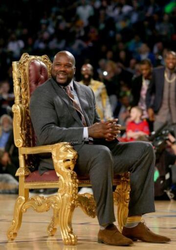 Shaquille O'Neal, sentado en un trono, esperando a que McLemore salte por encima de él.