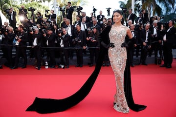 Pritika Swarup posa en la alfombra roja a su llegada para asistir a la ceremonia de clausura del 78º Festival de Cine de Cannes.
