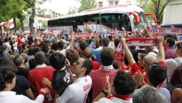 El Sevilla llegó a la estación de Atocha de Madrid donde numerosos aficionados sevillistas animaron con cánticos al equipo.