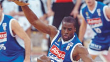 <b>IMPARABLE.</b> El Estudiantes lo intentó todo frente a Bennett, pero el base madridista encontró salidas.