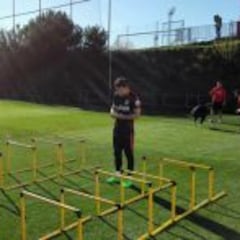 Delanteros y defensas siguen entrenando por separado