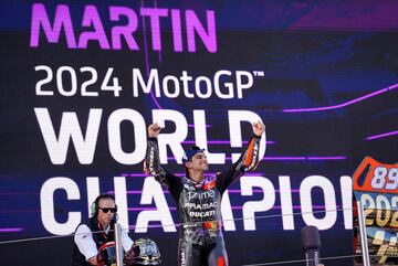 Jorge Martin celebra en el podio su título de campeón del mundo de MotoGP 2024.