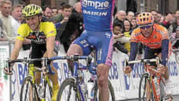 <B>PODIO.</b> David Etxebarria (derecha) quedó tercero en 2001.