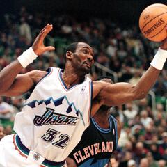 How much money did former Jazz star Karl Malone make auctioning ‘Dream Team’ memorabilia?
