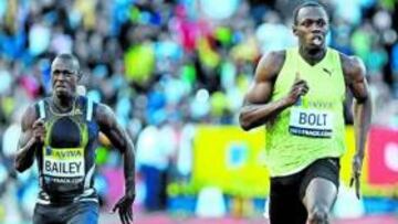 <b>RIVALES. </b>Bolt vence a Blake el viernes pasado en Londres.